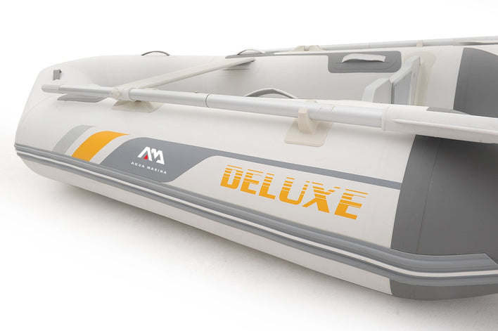 Bateau de vitesse gonflable Aqua Marina A-DELUXE 3M avec pont en aluminium comprenant un sac de transport, une pompe à main et un ensemble de rames