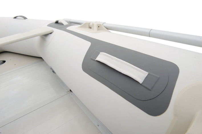 Bateau de vitesse gonflable Aqua Marina A-DELUXE 3M avec pont en aluminium comprenant un sac de transport, une pompe à main et un ensemble de rames